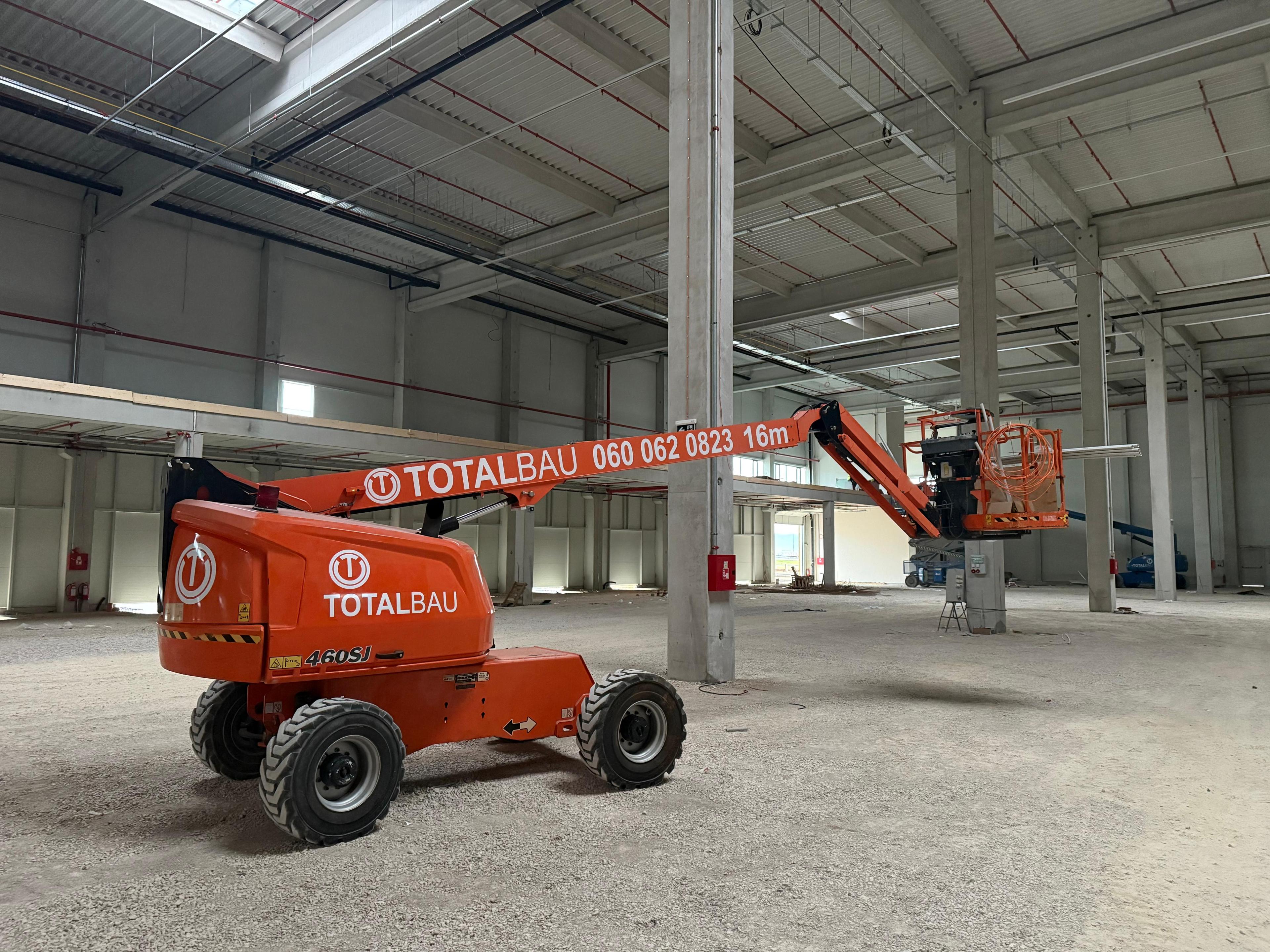 TOTALBAU dizalica 16m u industrijskoj hali – rentiranje građevinskih mašina